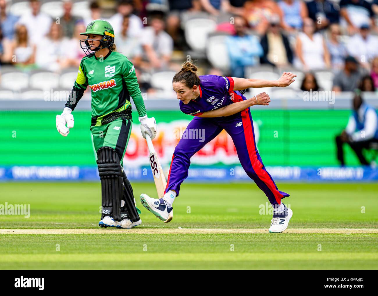 LONDRES, ROYAUME-UNI. 27 août 23. Kate Cross de Northern Supercharges lors de la finale - Southern Brave Women vs Northern Supercharges Women au Lord's Cricket Ground le dimanche 27 août 2023 à LONDRES EN ANGLETERRE. Crédit : Taka Wu/Alamy Live News Banque D'Images