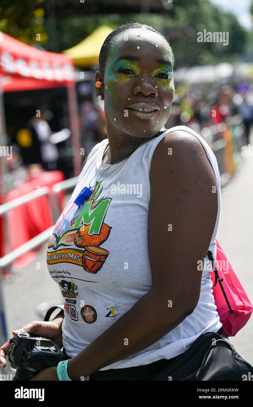 Londres, Royaume-Uni. 28 août 2023. Le Notting Hill Carnival 2023 a présenté des chars élaborés et des artistes costumés serpentant leur chemin dans les rues pendant la parade du carnaval. Dansez au son de groupes d'acier et de la musique Calypso, explorez les délicieux stands de nourriture le long de la route et profitez d'une communauté paisible pour tous. Crédit : Voir Li/Picture Capital/Alamy Live News Banque D'Images