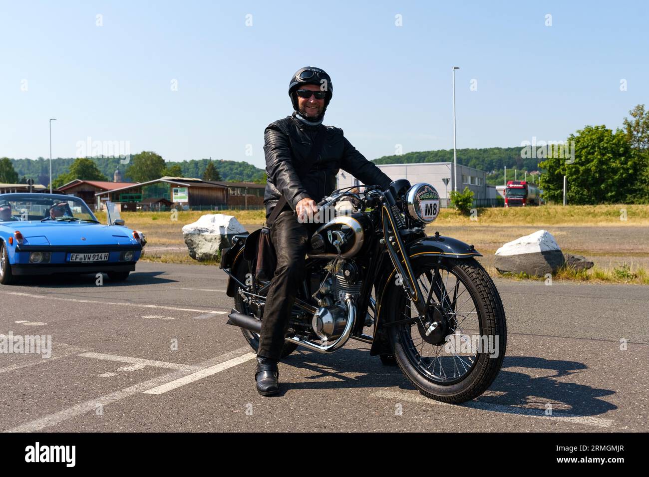 Waltershausen, Allemagne - 10 juin 2023 : une moto dkw nz 350 garée devant un classique du Burgenland. Banque D'Images