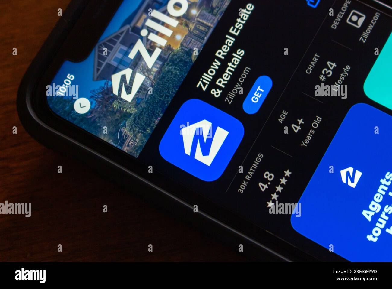 Gros plan de l'application Zillow vue dans l'App Store sur l'écran de l'iPhone. Zillow Group, Inc. Est une société américaine de marché immobilier technologique Banque D'Images