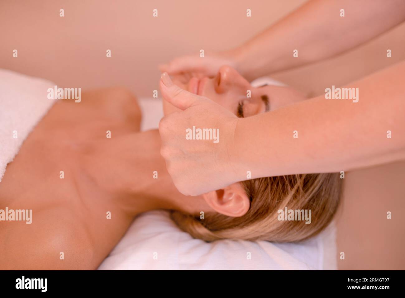 Femme obtenant massage de lifting du visage dans le salon de spa. Masseur faisant la procédure de traitement du double menton à la femme détendue Banque D'Images