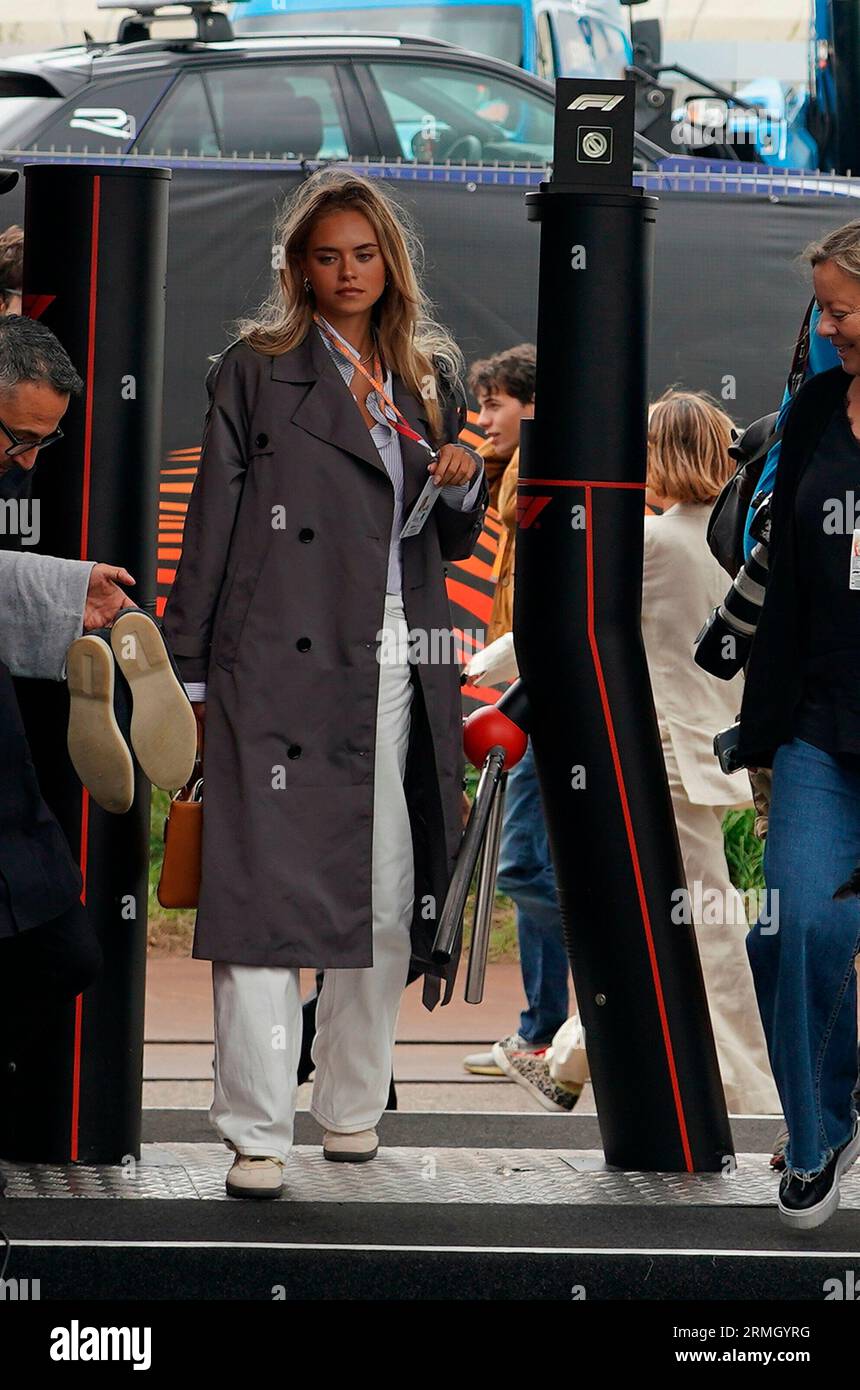 27.08.2023, circuit Park Zandvoort, Zandvoort, FORMULE 1 HEINEKEN DUTCH GRAND PRIX 2023, photo Laila Hasanovic, la nouvelle copine de Mick Schumacher, arrive dans le paddock de Zandvoort. Banque D'Images