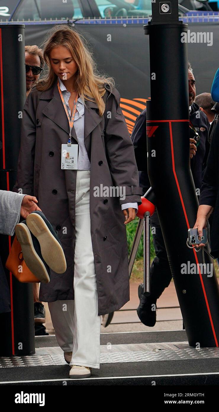 27.08.2023, circuit Park Zandvoort, Zandvoort, FORMULE 1 HEINEKEN DUTCH GRAND PRIX 2023, photo Laila Hasanovic, la nouvelle copine de Mick Schumacher, arrive dans le paddock de Zandvoort. Banque D'Images