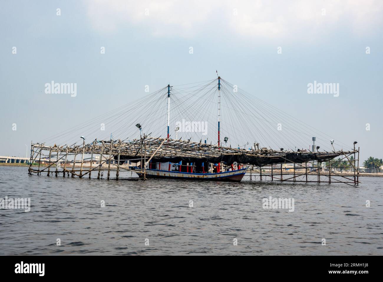 Bateau de pêche avec grand rack ancré dans la baie de Jakarta. Java, Indonésie. Banque D'Images