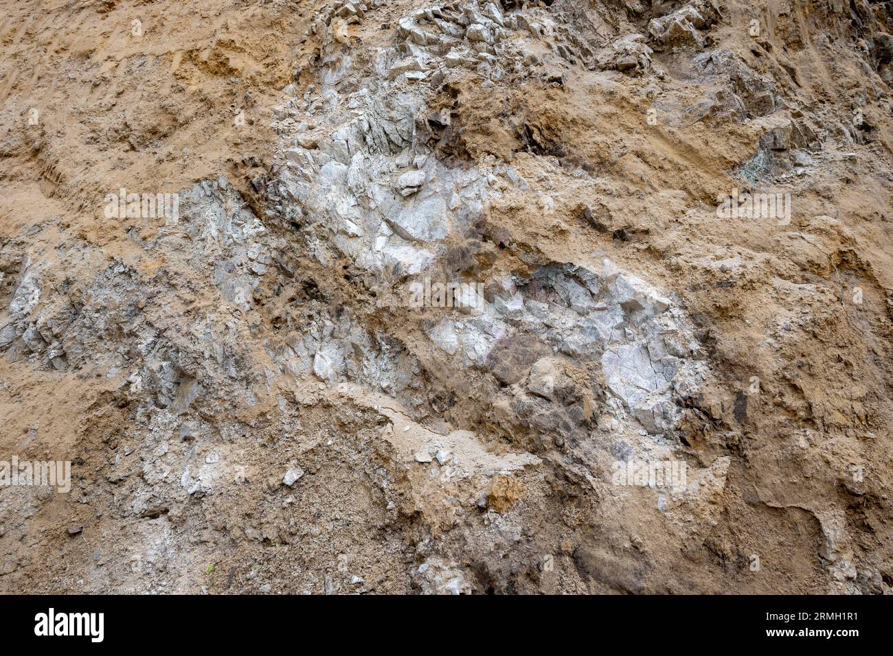 Débris volcaniques et dépôts de cendres sur une route coupée. Sumatra, Indonésie. Banque D'Images Débris volcaniques et dépôts de cendres sur une route coupée. Sumatra, Indonésie. Banque D'Images