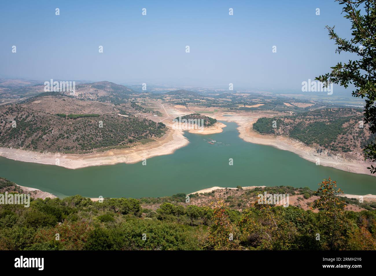 La vue sur le lac du barrage de Kestel. Bergama, Türkiye. La vue du lac de barrage de Kestel depuis le temple de Trajan dans l'ancienne ville de Pergame Banque D'Images