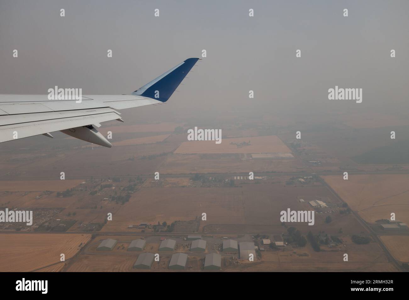 Fumée de feu de forêt au-dessus de la vallée de Willamette près d'Eugene, Oregon vu d'un avion. Banque D'Images