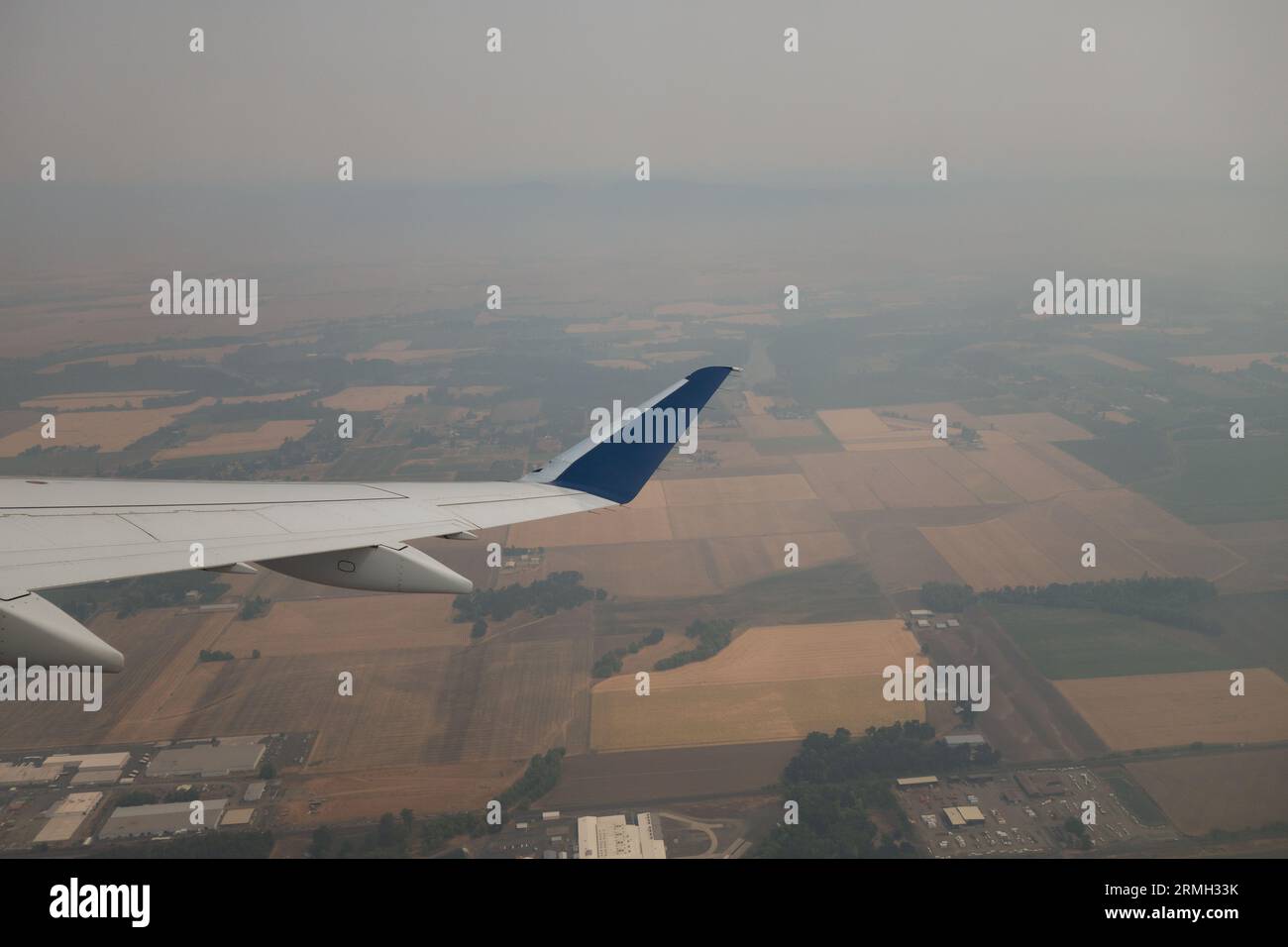 Fumée de feu de forêt au-dessus de la vallée de Willamette près d'Eugene, Oregon vu d'un avion. Banque D'Images