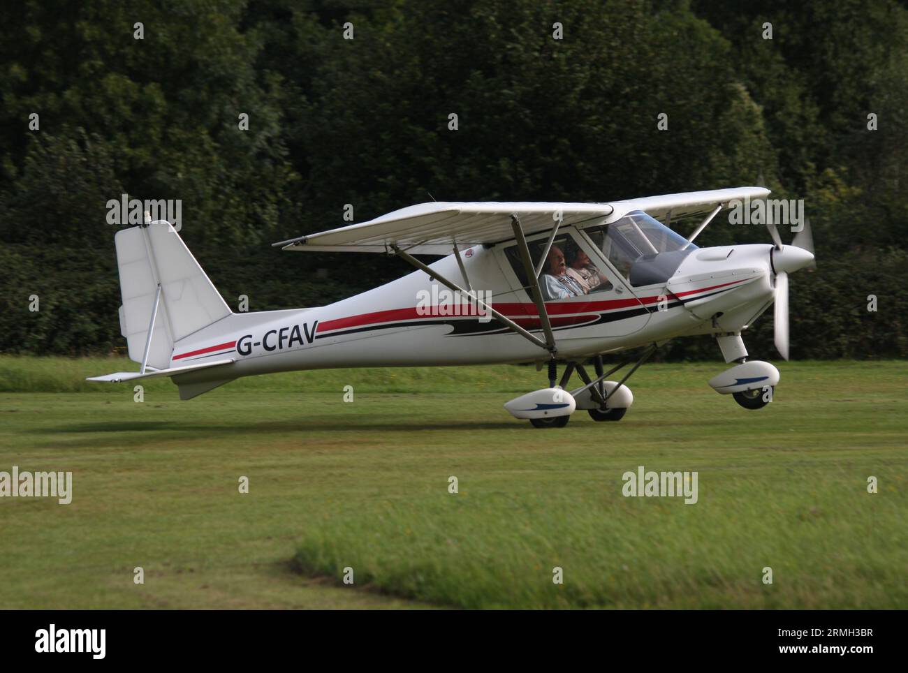 Une microlampe Ikarus C-42 en action à l'aérodrome de Popham Hampshire Banque D'Images