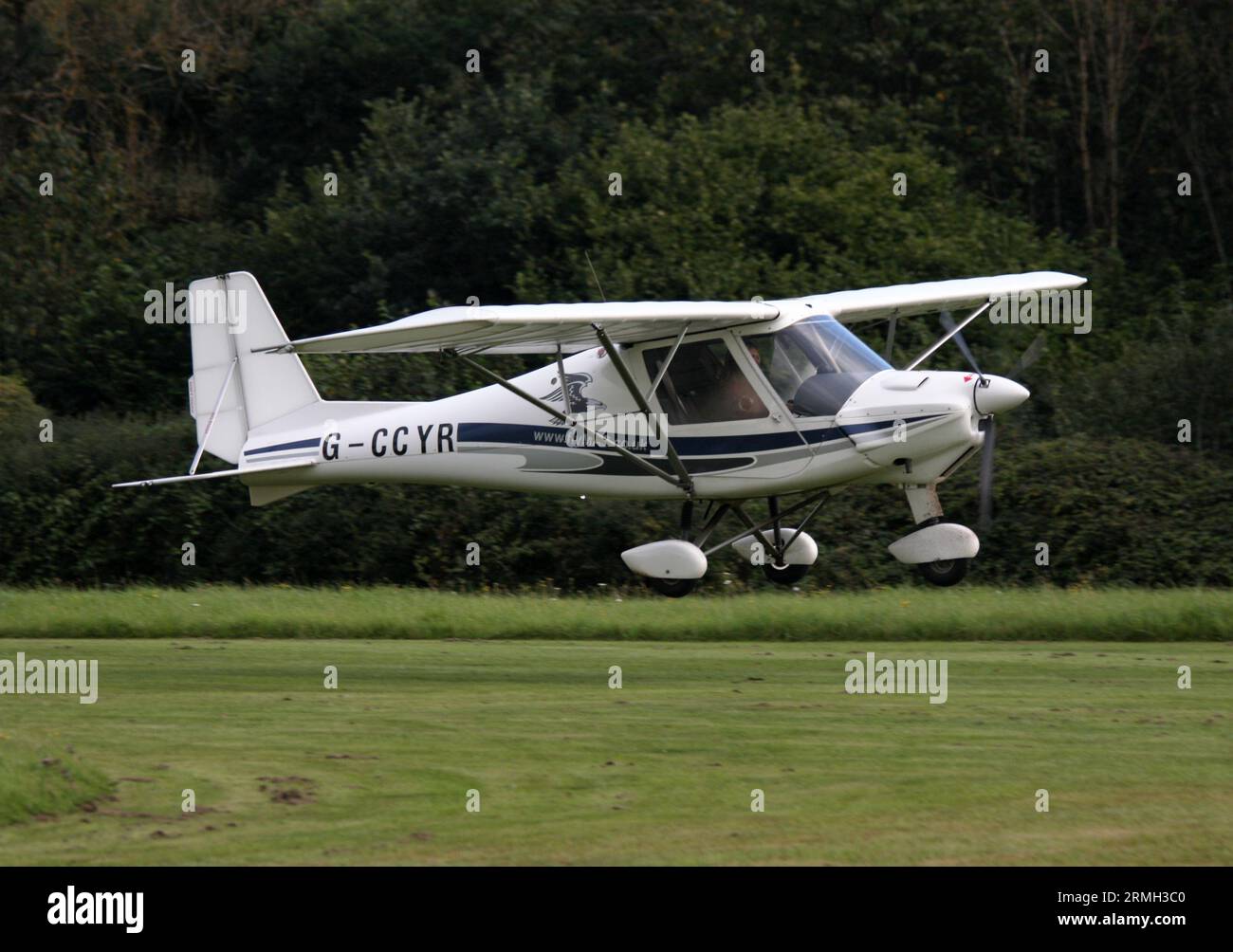 Une microlampe Ikarus C-42 en action à l'aérodrome de Popham Hampshire Banque D'Images