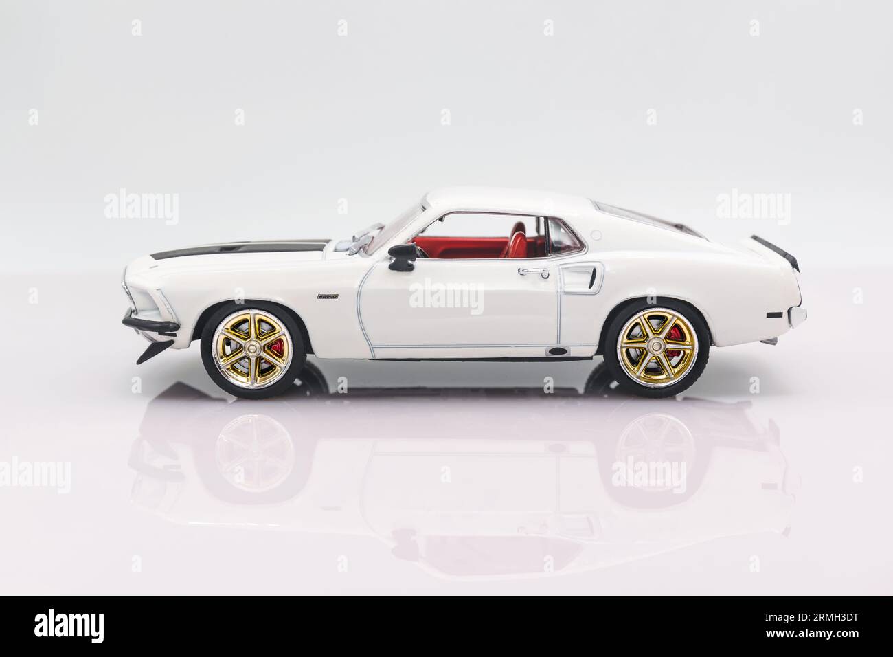 Fast & Furious Ford Mustang Fastback 1:43 modèle de voiture, vue de côté, fond blanc avec réflexion Banque D'Images