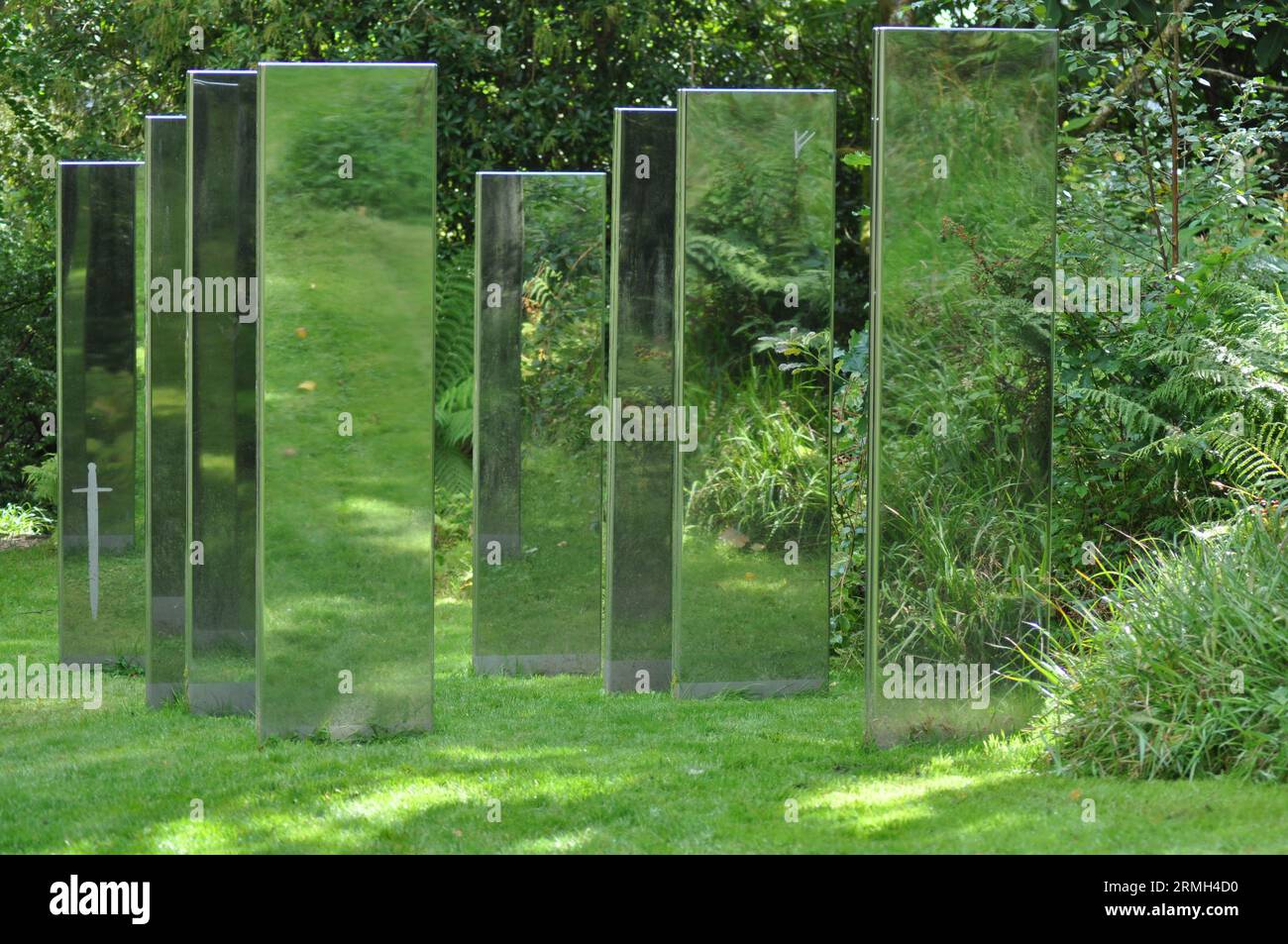Réflexion de natures dans des miroirs dans Brodick Garden, île d'Arran en Écosse. Une interprétation moderne du cercle de pierre néolithique Banque D'Images