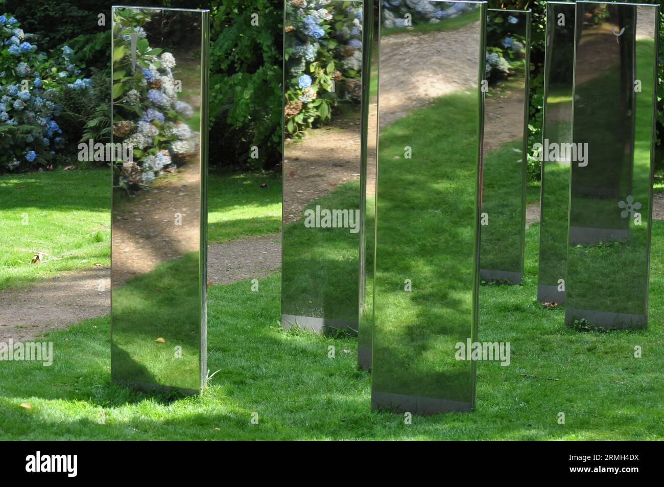 Réflexion de natures dans des miroirs dans Brodick Garden, île d'Arran en Écosse. Une interprétation moderne du cercle de pierre néolithique Banque D'Images