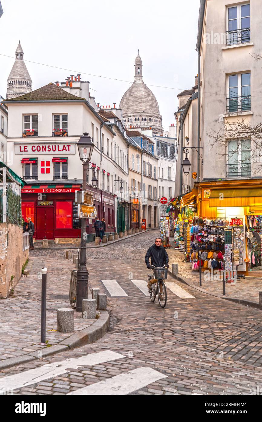 Paris, France - 19 janvier 2022 : vue sur la rue depuis Montmartre, l'un des quartiers les plus animés et les plus populaires de Paris, la capitale française. Banque D'Images