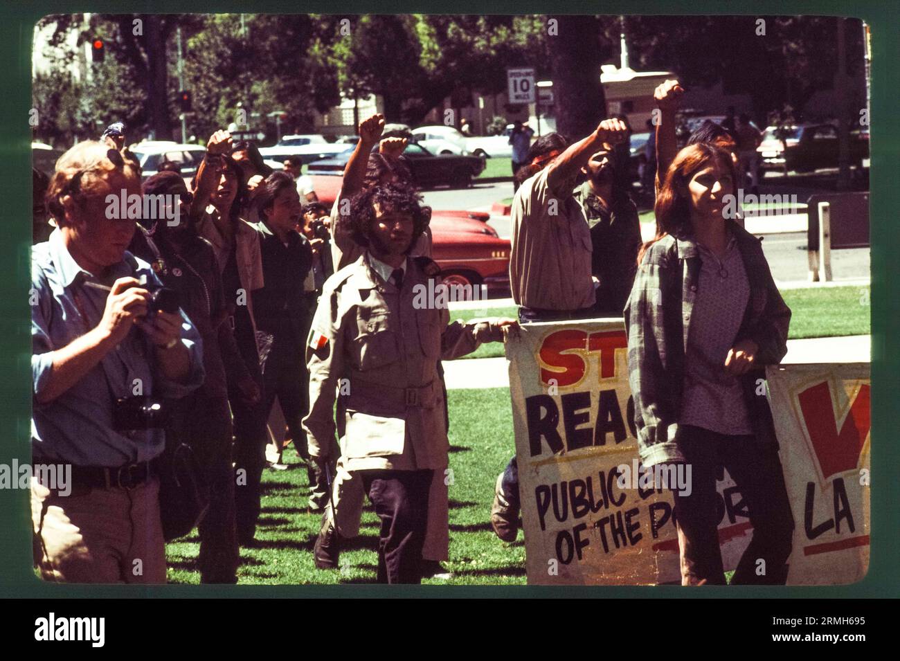 La marche à travers Aztlán et les bérets bruns sont arrivés à Sacramento en 1971 pendant le mouvement Chicano des années 1970 pour parler au Capitole de l'État de Californie. Les militants ont été accueillis par la police. Banque D'Images