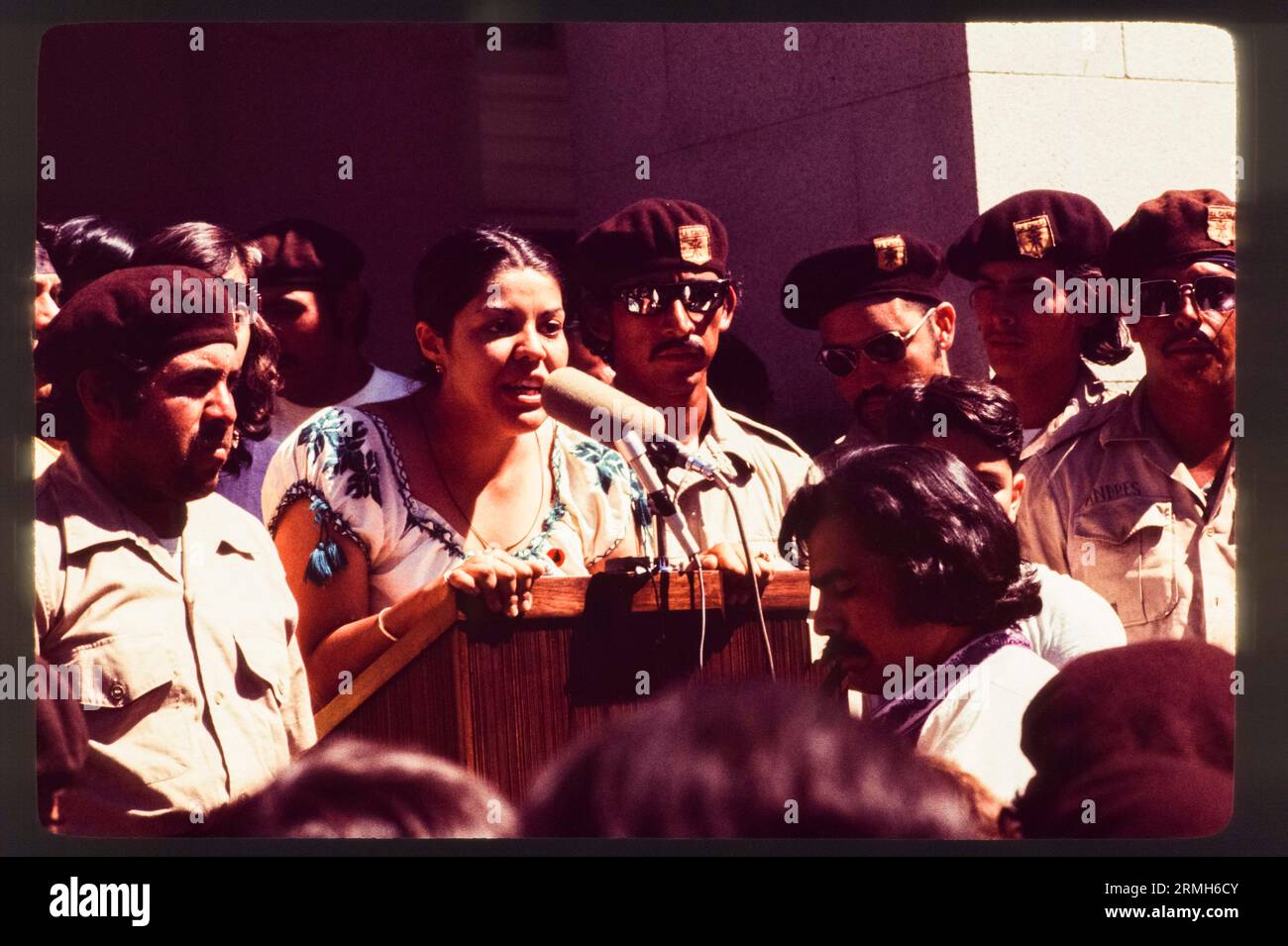 La marche à travers Aztlán et les bérets bruns sont arrivés à Sacramento en 1971 pendant le mouvement Chicano des années 1970 pour parler au Capitole de l'État de Californie. Les militants ont été accueillis par la police. Banque D'Images