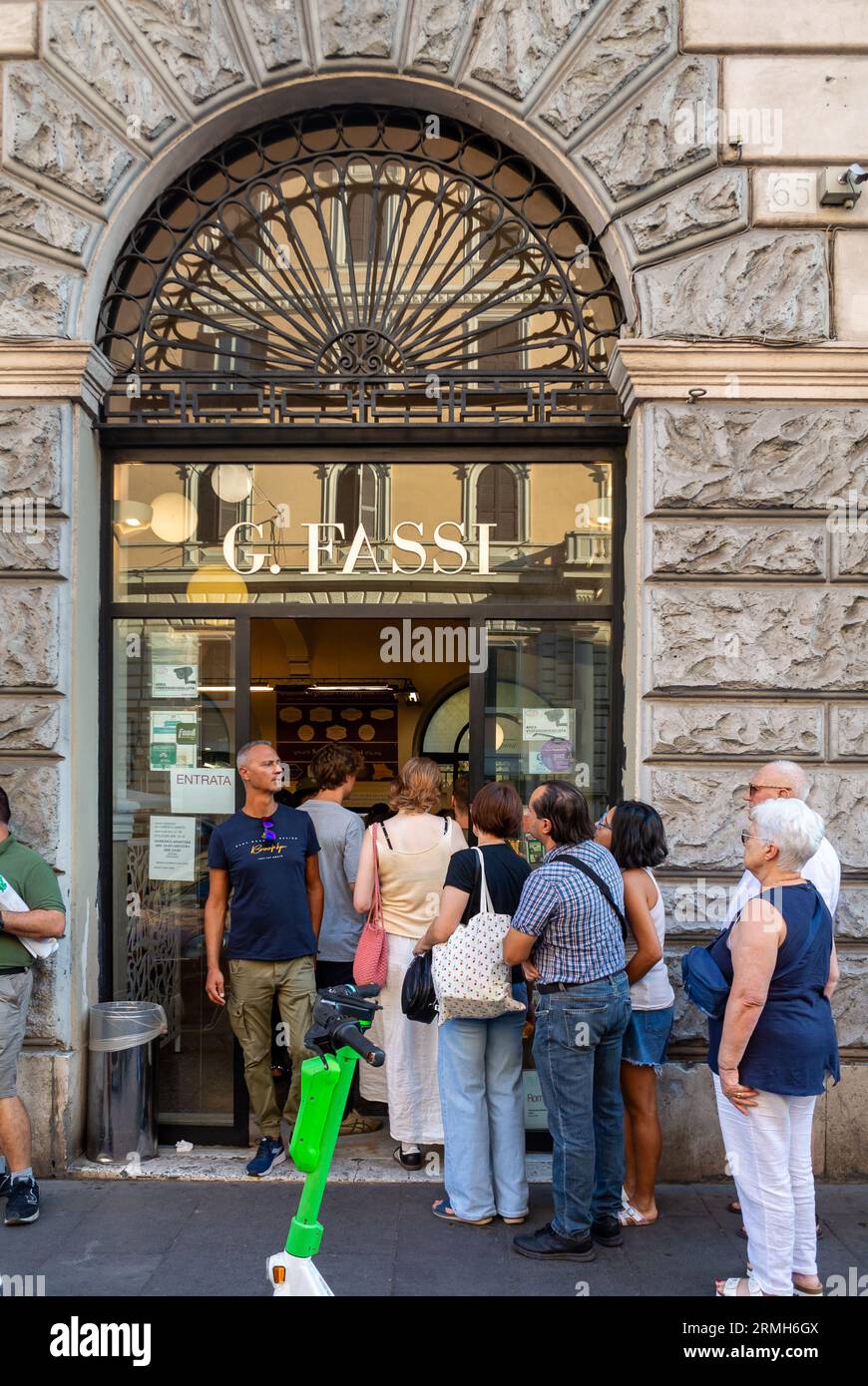 Rome, Latium, Italie, les gens attendent à Gelateria Fassi qui est un célèbre magasin de gelato à Rome. Banque D'Images