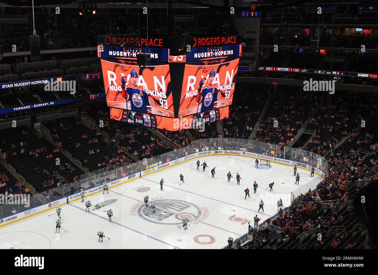 Une photographie de Ryan Nugent-Hopkins des Oilers d’Edmonton est affichée sur le tableau d’affichage alors que les Oilers et les Sharks de San Jose se réchauffent sur la glace avant Banque D'Images