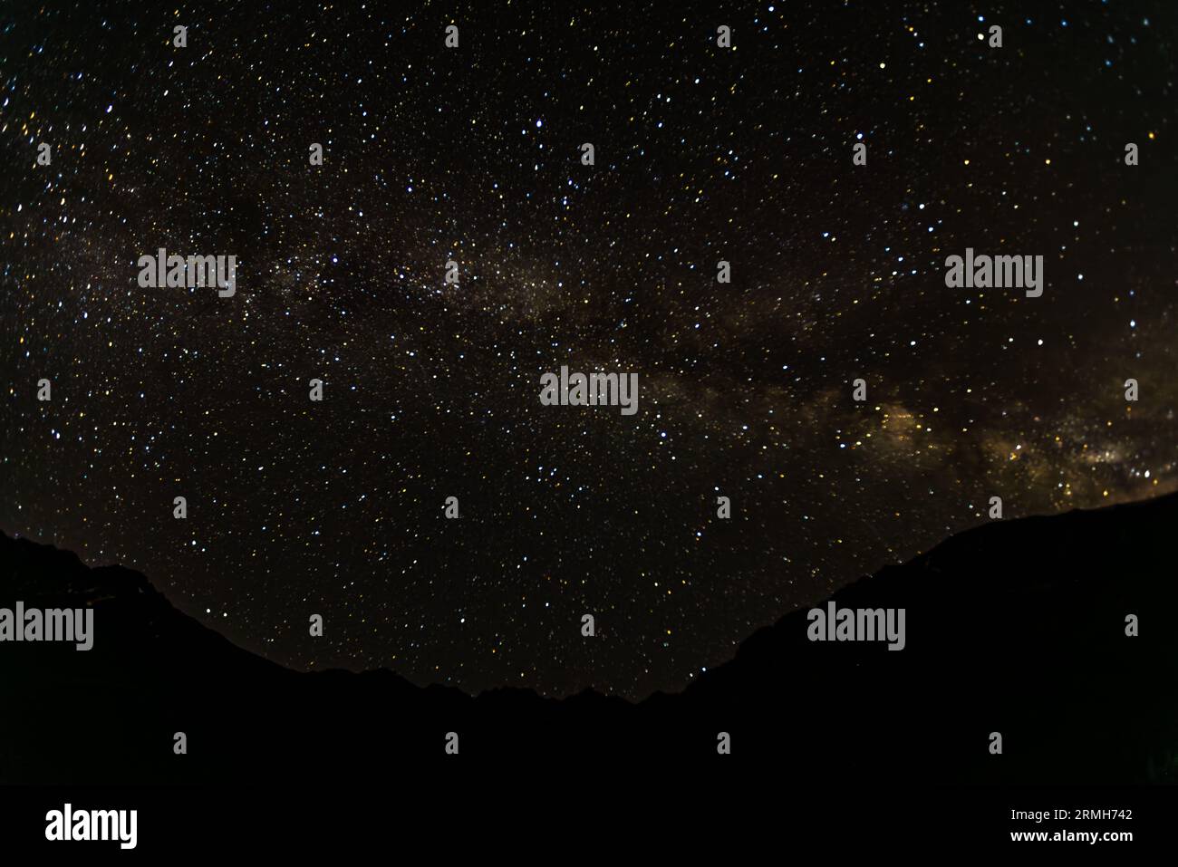 Du côté Khevsureti du col d'Atsunta en Géorgie. À 3 000 mètres au-dessus du niveau de la mer, vous pouvez observer beaucoup d'étoiles et d'étoiles filantes la nuit Banque D'Images Du côté Khevsureti du col d'Atsunta en Géorgie. À 3 000 mètres au-dessus du niveau de la mer, vous pouvez observer beaucoup d'étoiles et d'étoiles filantes la nuit Banque D'Images