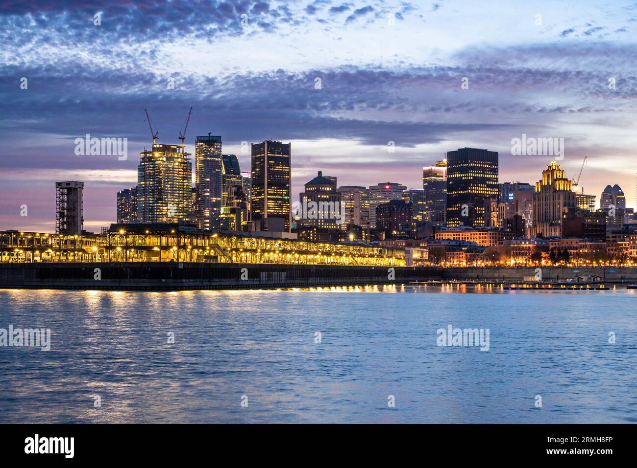 Ville de Montréal Canada Skyline au coucher du soleil avec bâtiments et rivière en vue. Banque D'Images