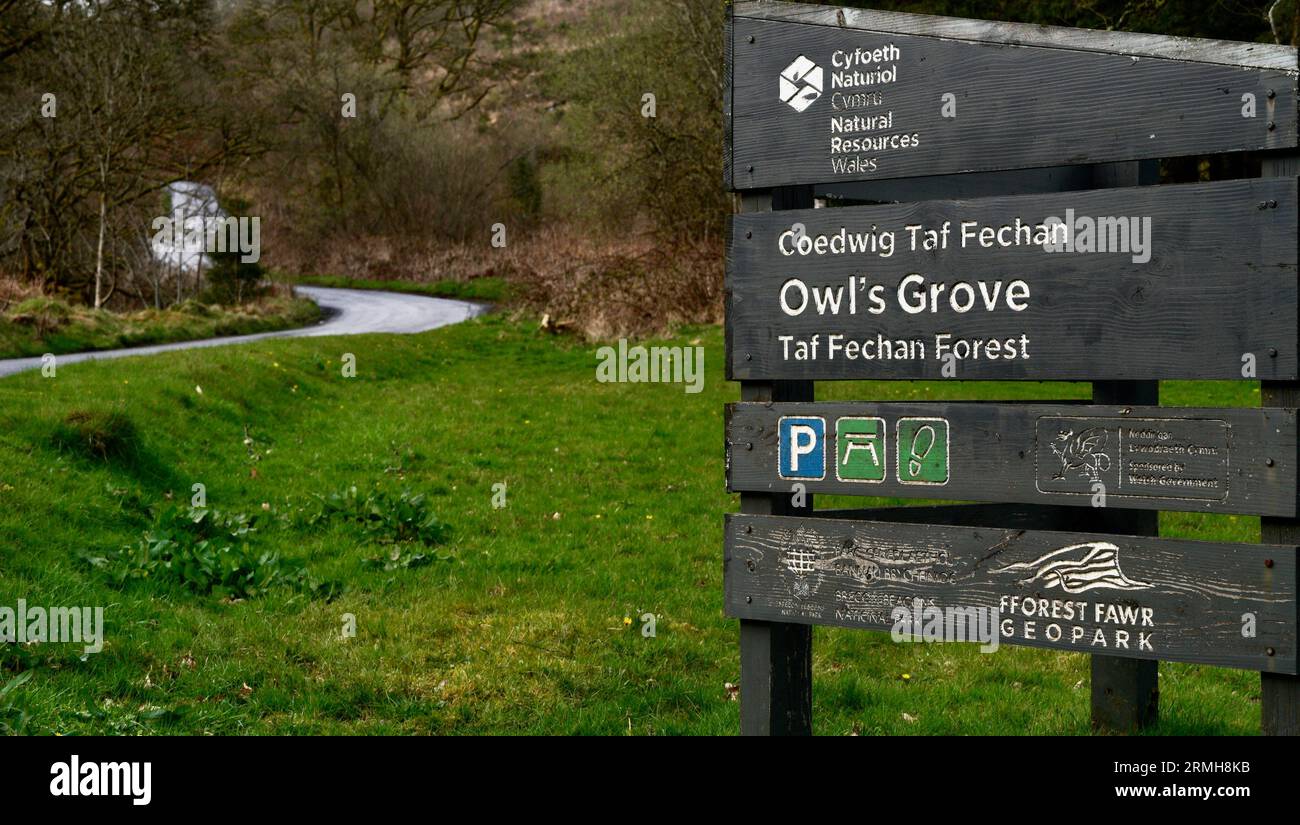 Forêt de TAF Fechin, Merthyr Tydfil, pays de Galles, 22 avril 2023. Panneaux à l'entrée du parking OWl's Grove avec de superbes promenades dans les bois à travers l'ancienne Banque D'Images