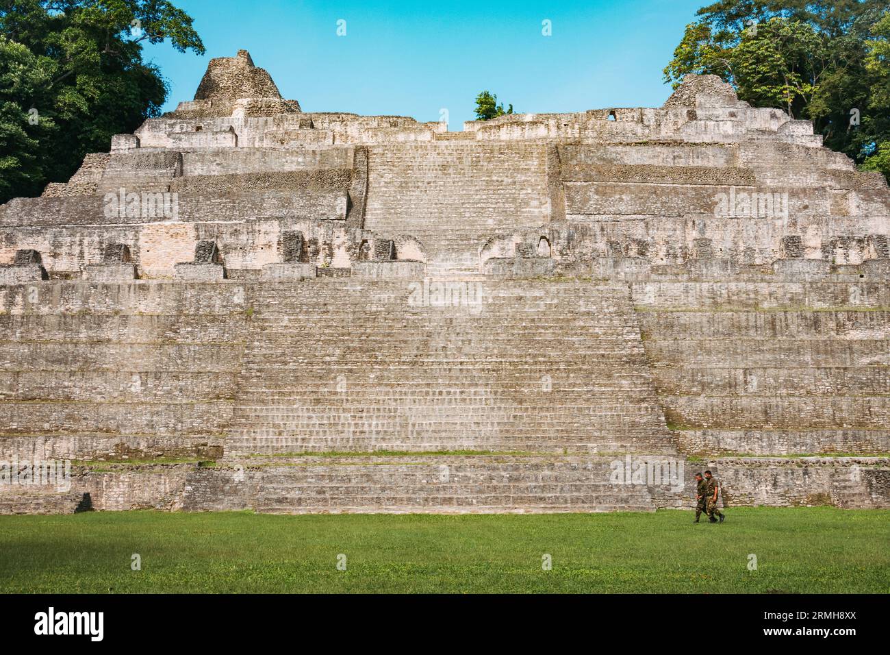 Les soldats béliziens passent devant Caana (« Sky place »), le plus grand temple de Caracol, une ville maya en ruines datant de 1200 av. J.-C. située au Belize Banque D'Images