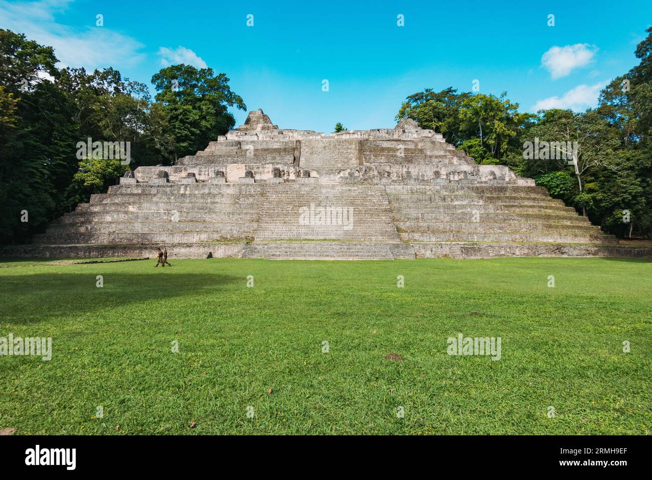 Les soldats béliziens passent devant Caana (« Sky place »), le plus grand temple de Caracol, une ville maya en ruines datant de 1200 av. J.-C. située au Belize Banque D'Images