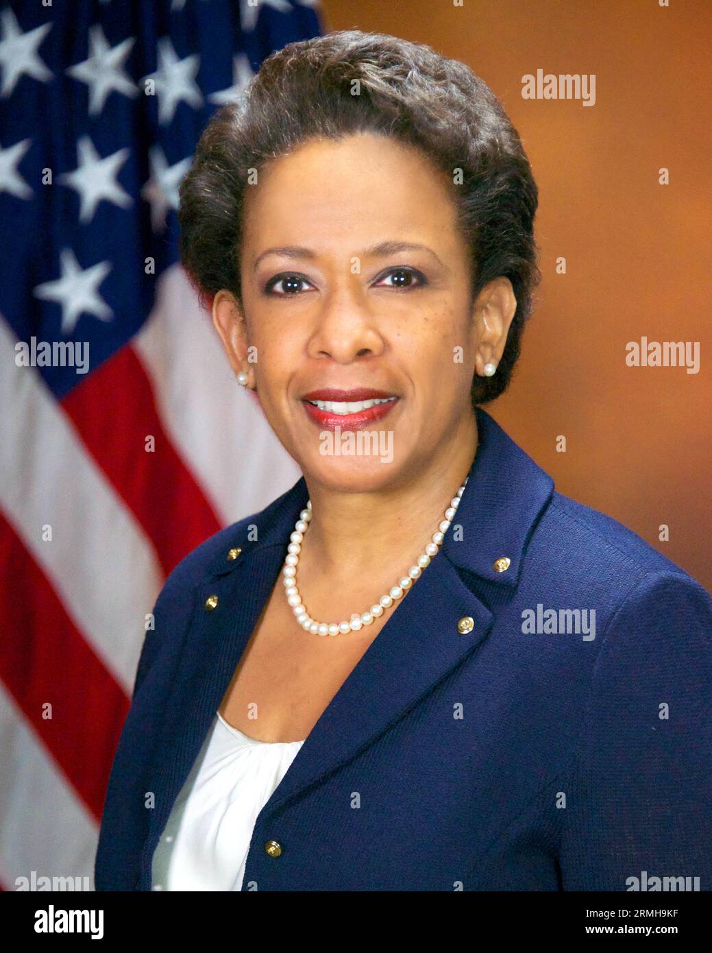Portrait officiel du procureur général des États-Unis Loretta Lynch Département de la Justice des États-Unis Loretta Elizabeth Lynch, avocate américaine qui a été le 83e procureur général des États-Unis de 2015 à 2017 Banque D'Images