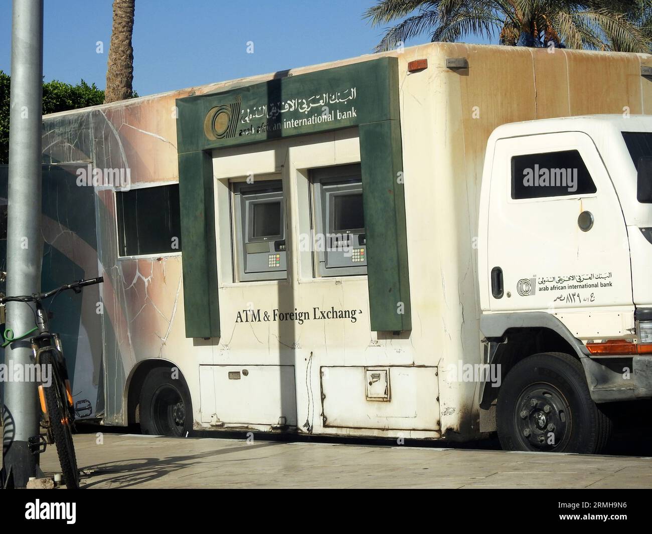Le Caire, Égypte, juillet 22 2023 : un véhicule bancaire mobile, distributeur automatique de billets et devises, de la Banque internationale arabe africaine, avec 2 distributeurs automatiques de billets pour les banques Banque D'Images