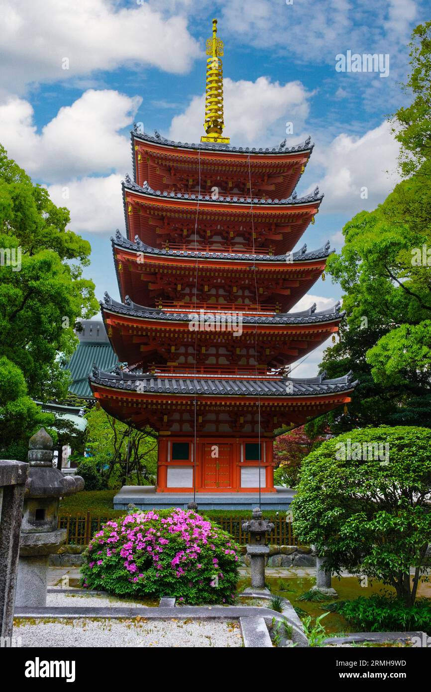 Japon, Fukuoka, Hakata... Pagode de cinq étages dans le complexe du temple Tocho-ji, région de Hakata. Banque D'Images