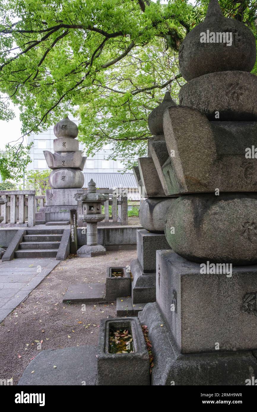 Japon, Fukuoka. Terrain du temple bouddhiste Tochoji à Hakata. Tombes de la famille Kuroda, du second seigneur Tadayuki, du troisième Mitsuyuki et du huitième Harutaka. Banque D'Images