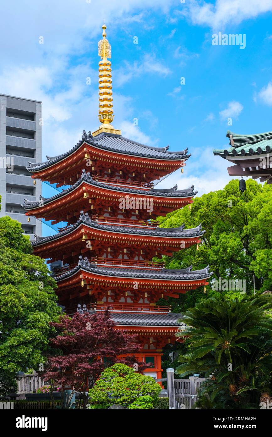 Japon, Fukuoka. Pagode de cinq étages dans le complexe du temple Tocho-ji, région de Hakata. Banque D'Images