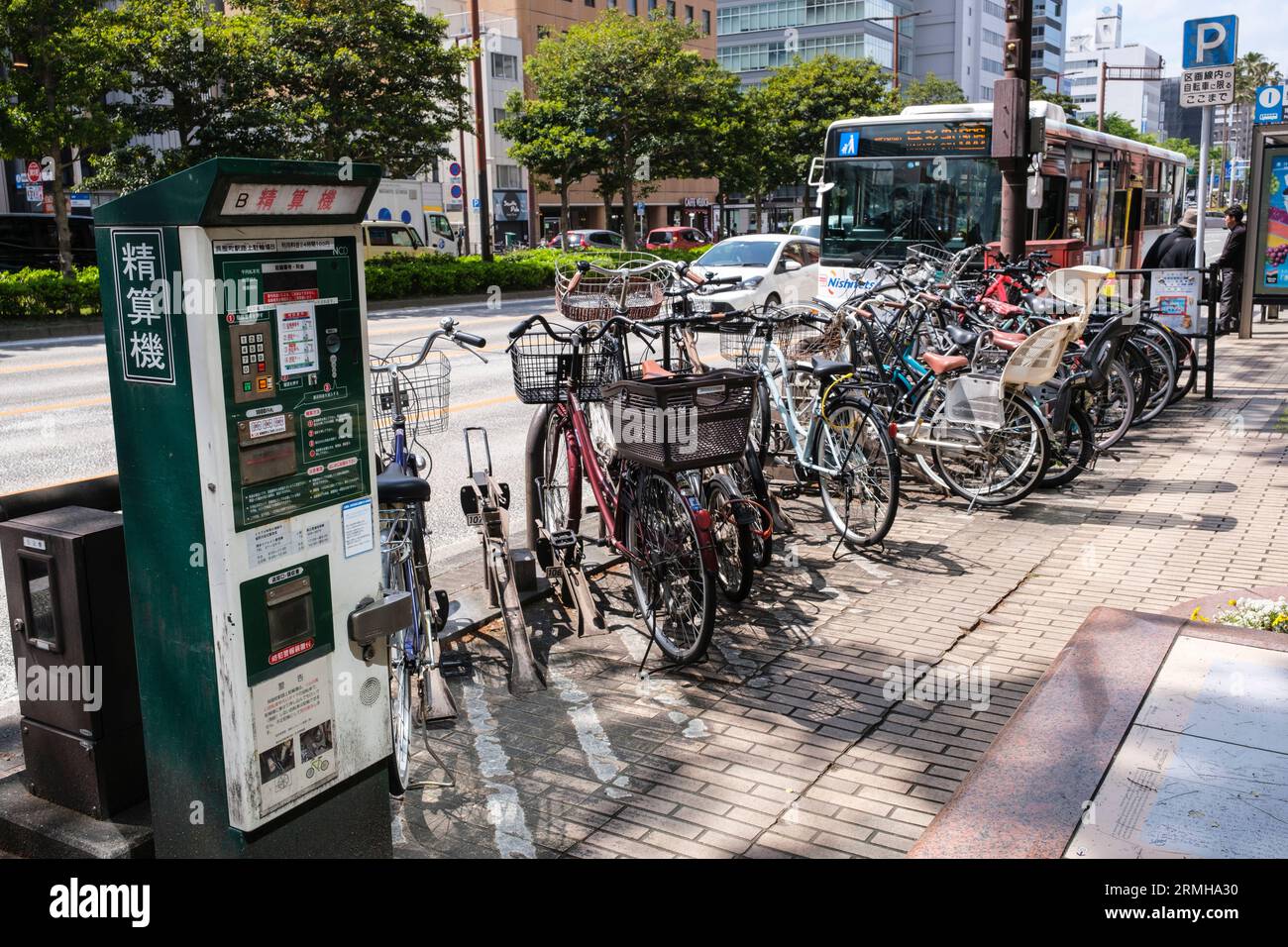 Japon, Fukuoka. Distributeur automatique payant pour le stationnement des vélos. Banque D'Images
