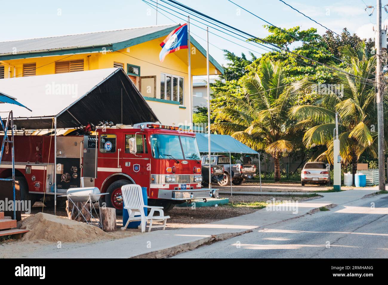Caserne de pompiers volontaires Placencia au Belize. Un camion a été acheté d'un service d'incendie de Caroline du Sud, aux États-Unis, et donné par un résident local Banque D'Images