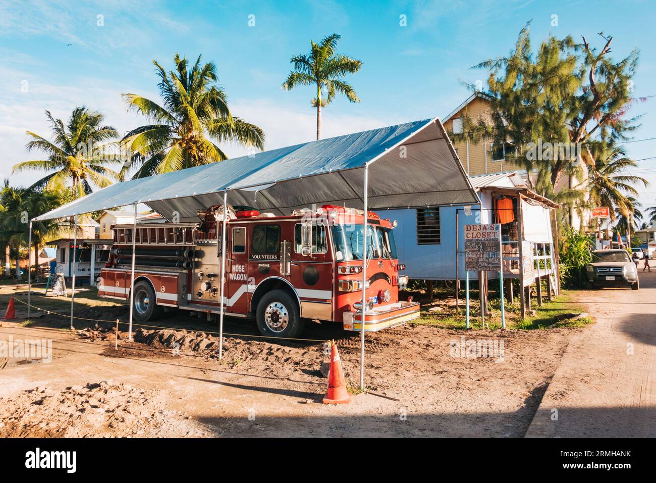 Caserne de pompiers volontaires Placencia au Belize. Un camion a été acheté d'un service d'incendie de Caroline du Sud, aux États-Unis, et donné par un résident local Banque D'Images