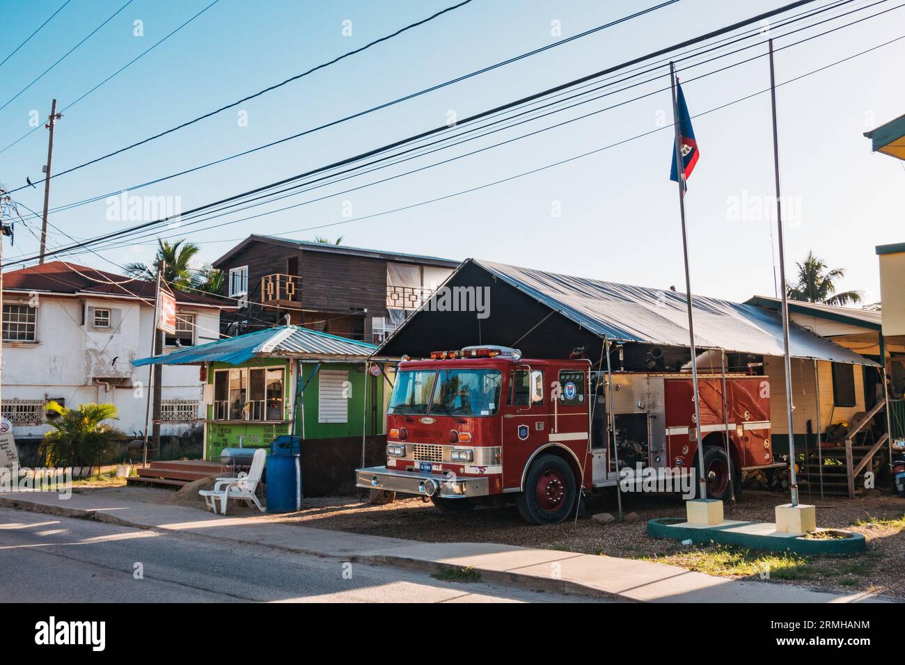 Caserne de pompiers volontaires Placencia au Belize. Un camion a été acheté d'un service d'incendie de Caroline du Sud, aux États-Unis, et donné par un résident local Banque D'Images
