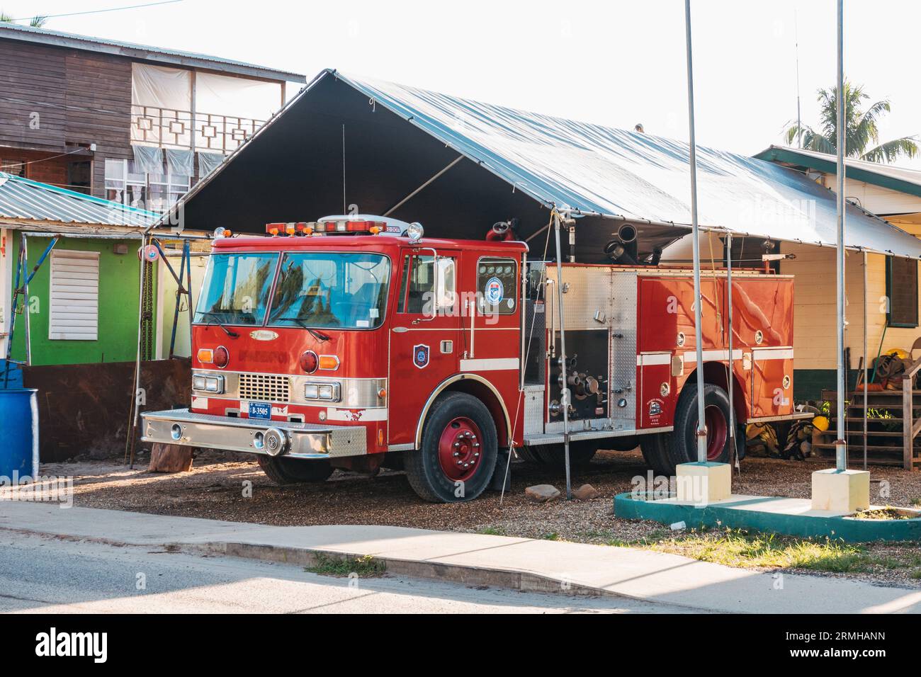 Caserne de pompiers volontaires Placencia au Belize. Un camion a été acheté d'un service d'incendie de Caroline du Sud, aux États-Unis, et donné par un résident local Banque D'Images