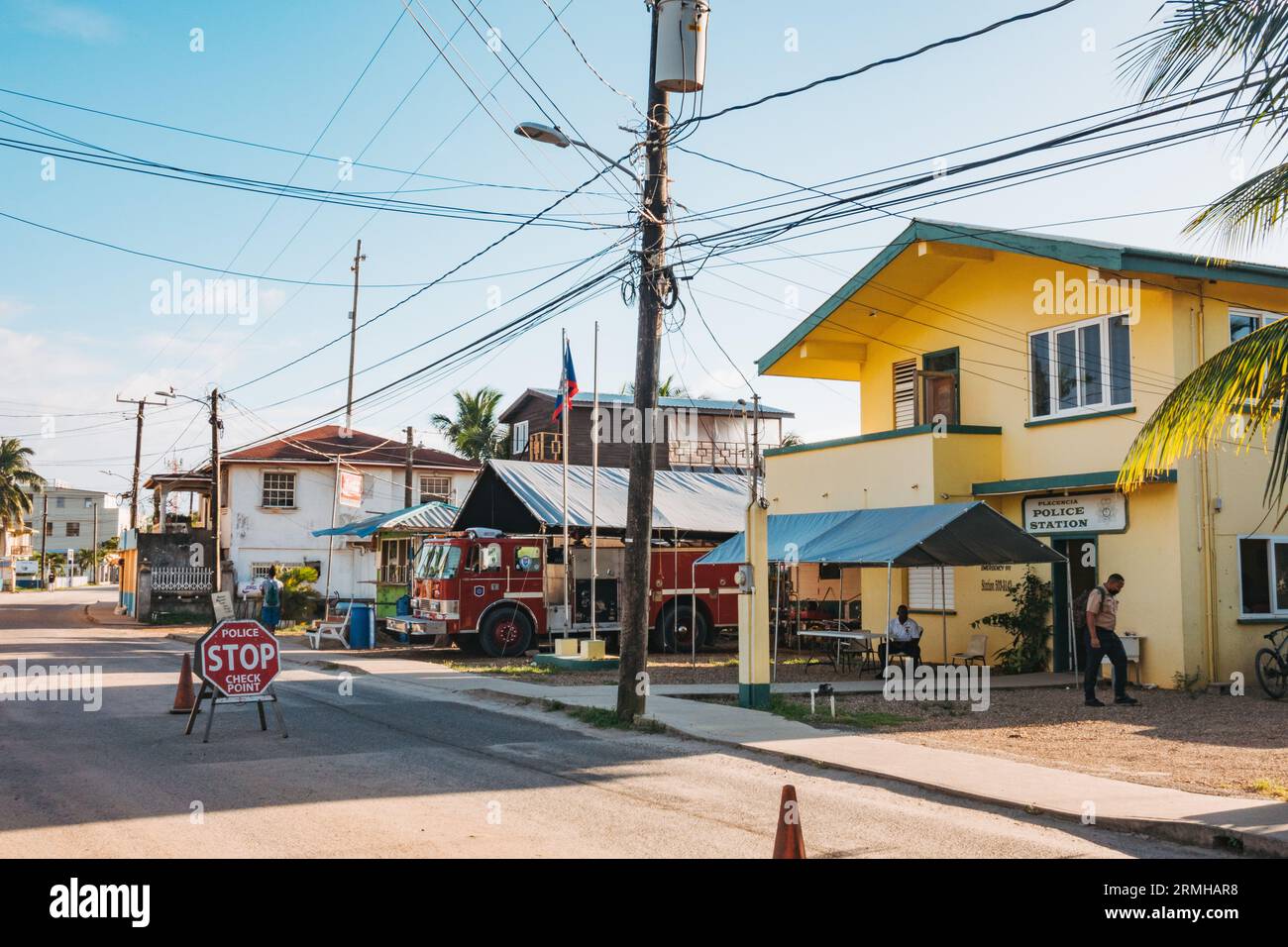 Caserne de pompiers volontaires Placencia au Belize. Un camion a été acheté d'un service d'incendie de Caroline du Sud, aux États-Unis, et donné par un résident local Banque D'Images