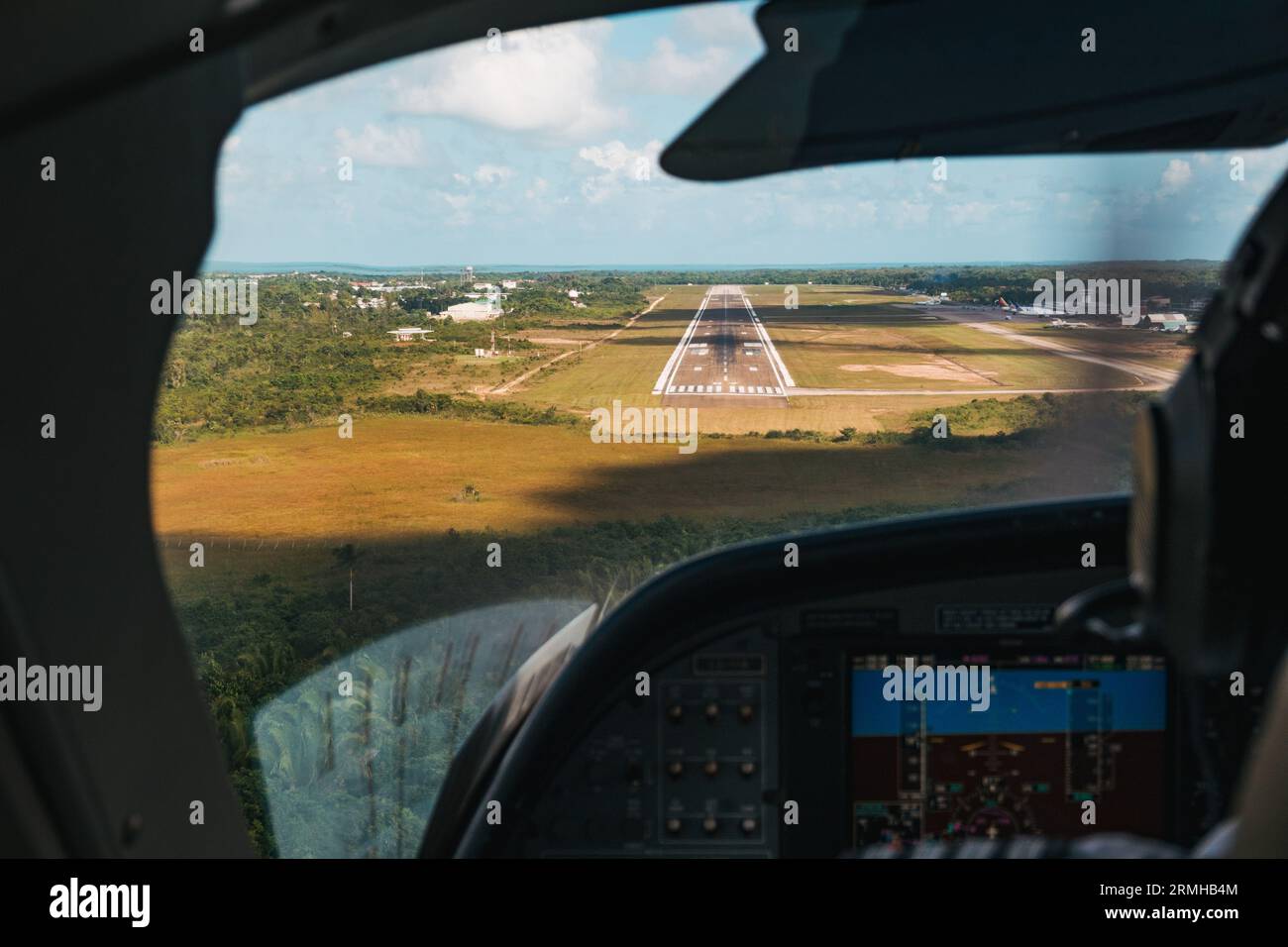 Vue de la piste à travers l'atterrissage sur pare-brise à l'aéroport international Philip S.W. Goldson, Belize City, Belize Banque D'Images