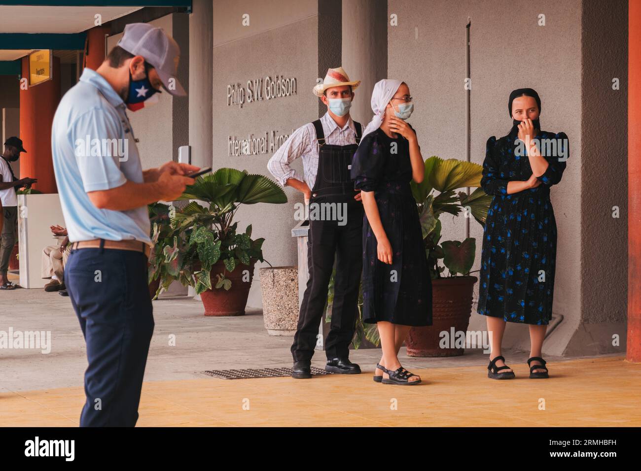 Des mennonites attendent les passagers arrivant à l'aéroport international Philip S.W. Goldson, Belize City Banque D'Images
