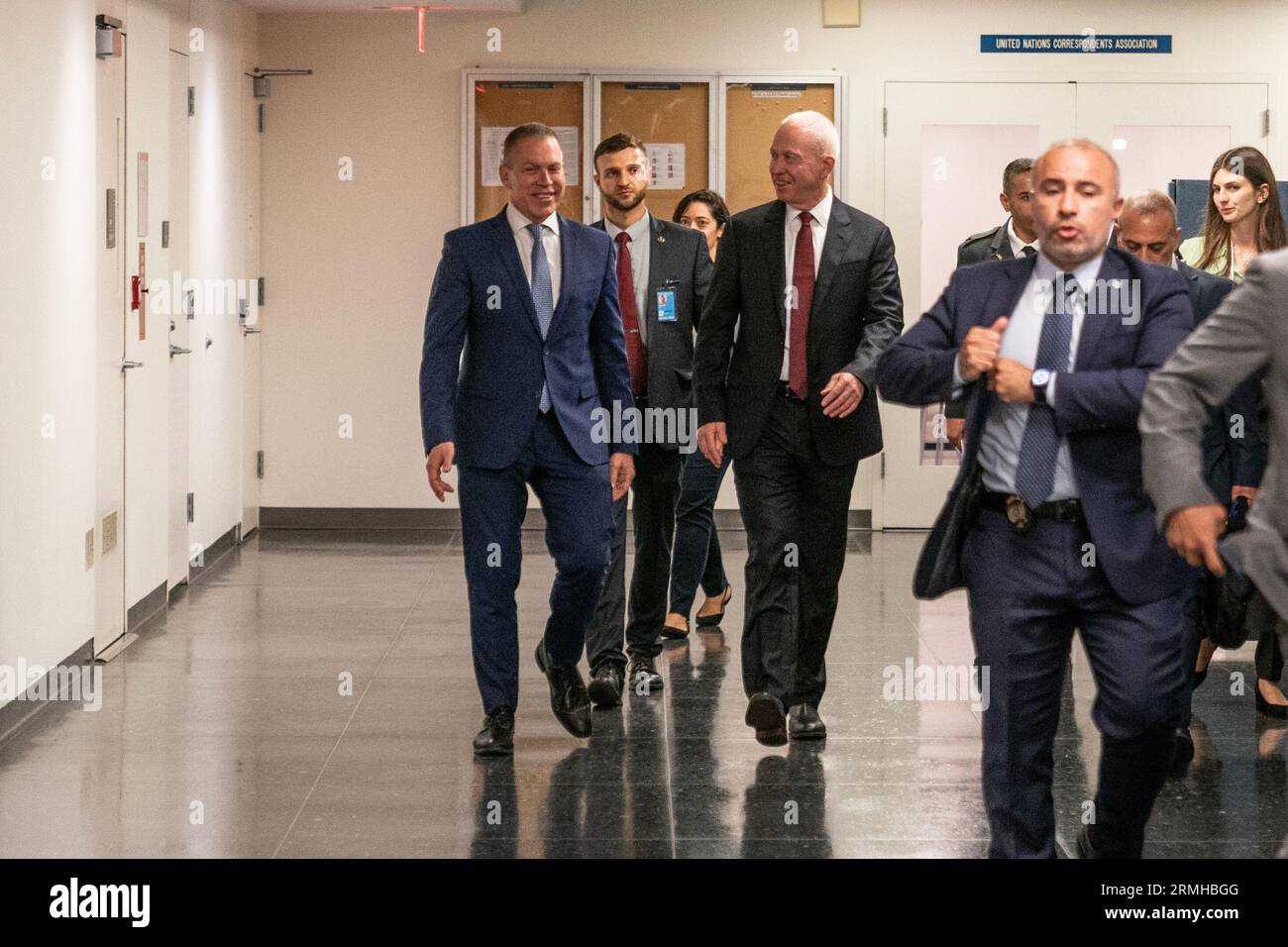 Yoav Gallant, ministre de la Défense de l'État d'Israël, visite le siège des Nations Unies à New York le 28 août 2023. A sa droite, l'Ambassadeur Gilad Erdan. Banque D'Images