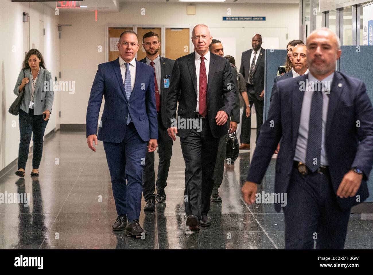 Yoav Gallant, ministre de la Défense de l'État d'Israël, visite le siège des Nations Unies à New York le 28 août 2023. A sa droite, l'Ambassadeur Gilad Erdan. Banque D'Images
