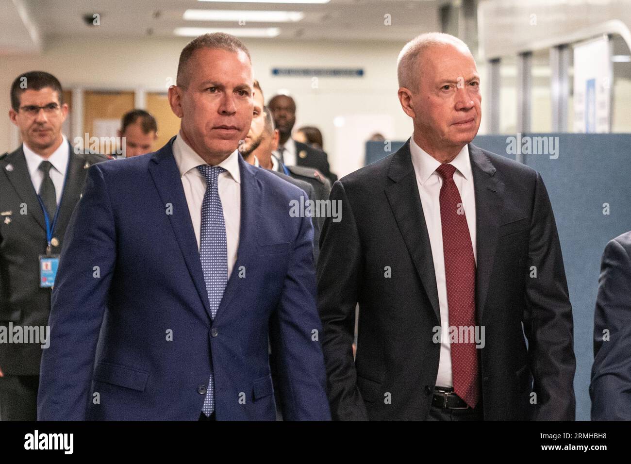 Yoav Gallant, ministre de la Défense de l'État d'Israël, visite le siège des Nations Unies à New York le 28 août 2023. A sa droite, l'Ambassadeur Gilad Erdan. Banque D'Images