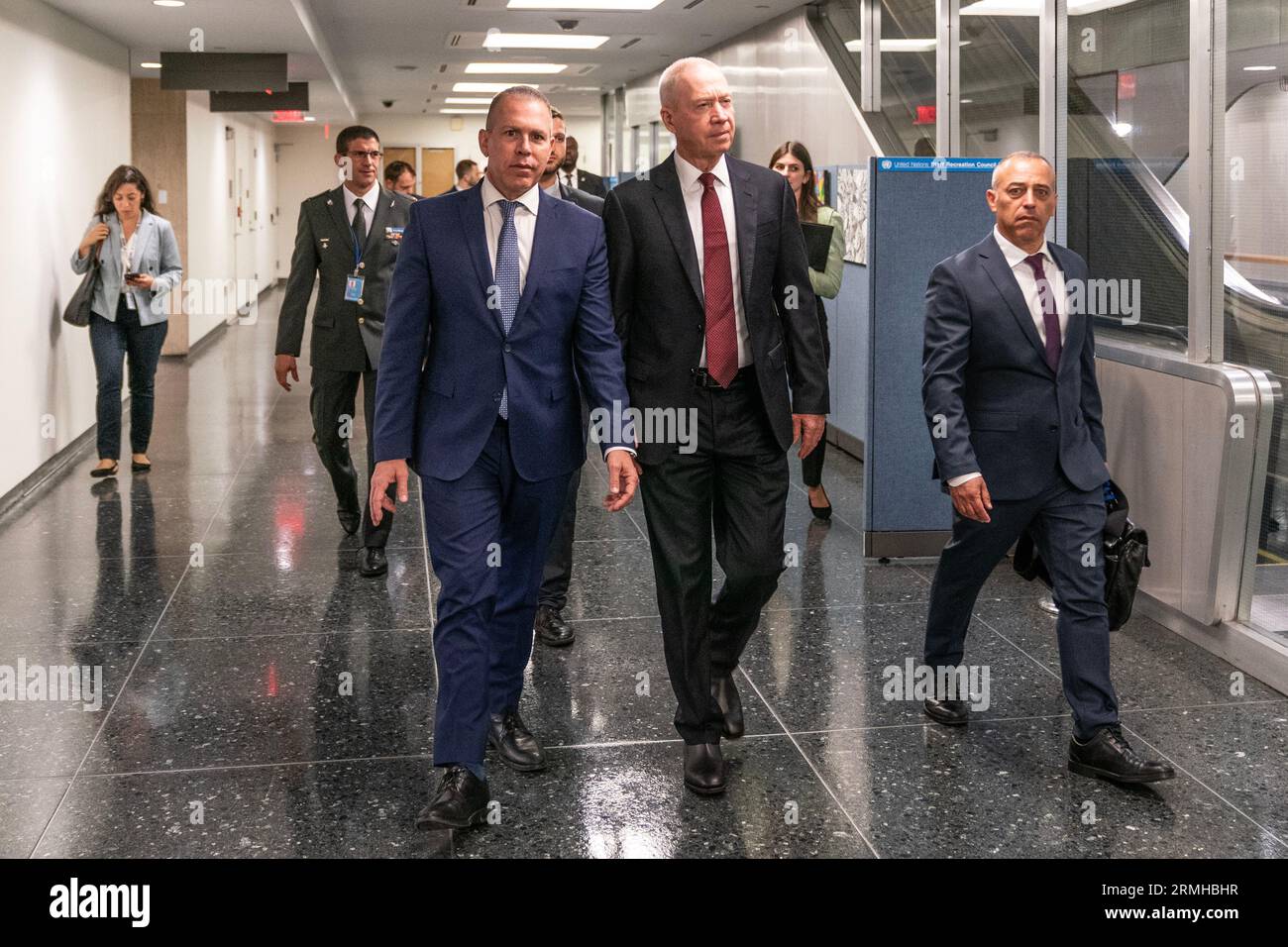 Yoav Gallant, ministre de la Défense de l'État d'Israël, visite le siège des Nations Unies à New York le 28 août 2023. A sa droite, l'Ambassadeur Gilad Erdan. Banque D'Images