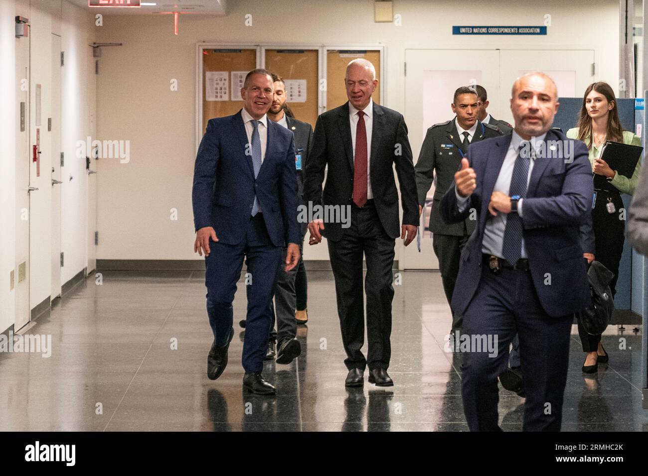 New York, États-Unis. 28 août 2023. Yoav Gallant, ministre de la Défense de l'État d'Israël, visite le siège des Nations Unies à New York le 28 août 2023. A sa droite, l'Ambassadeur Gilad Erdan. (Photo de Lev Radin/Sipa USA) crédit : SIPA USA/Alamy Live News Banque D'Images