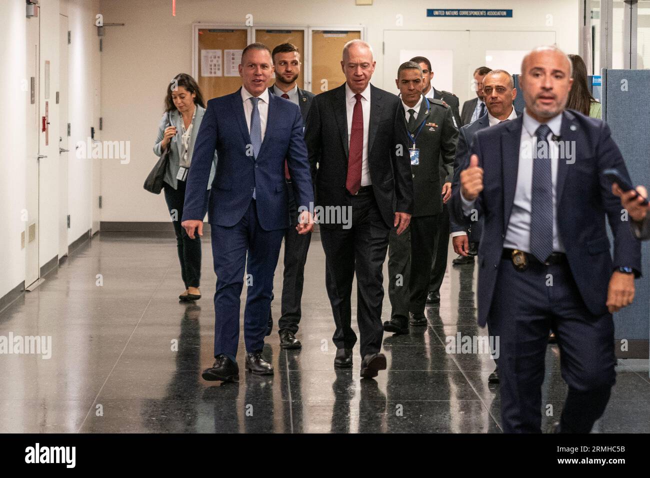 New York, États-Unis. 28 août 2023. Yoav Gallant, ministre de la Défense de l'État d'Israël, visite le siège des Nations Unies à New York le 28 août 2023. A sa droite, l'Ambassadeur Gilad Erdan. (Photo de Lev Radin/Sipa USA) crédit : SIPA USA/Alamy Live News Banque D'Images