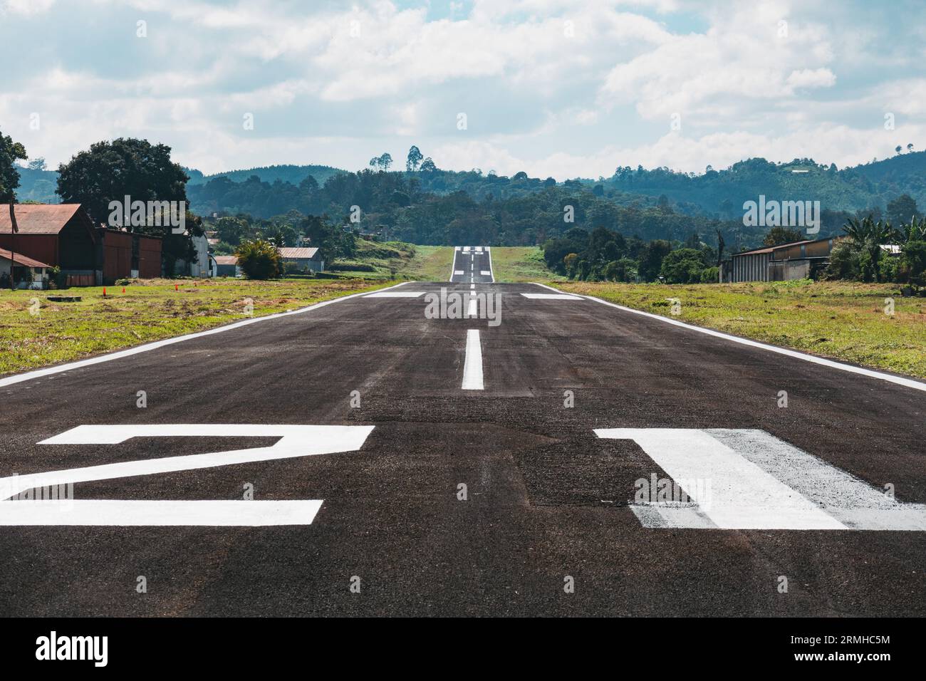 Une piste courte et inclinée avec de nouveaux joints et de la peinture à l'aéroport de Cobán, un petit aérodrome avec une piste de 955 m dans la région d'Alta Verapaz au Guatemala Banque D'Images