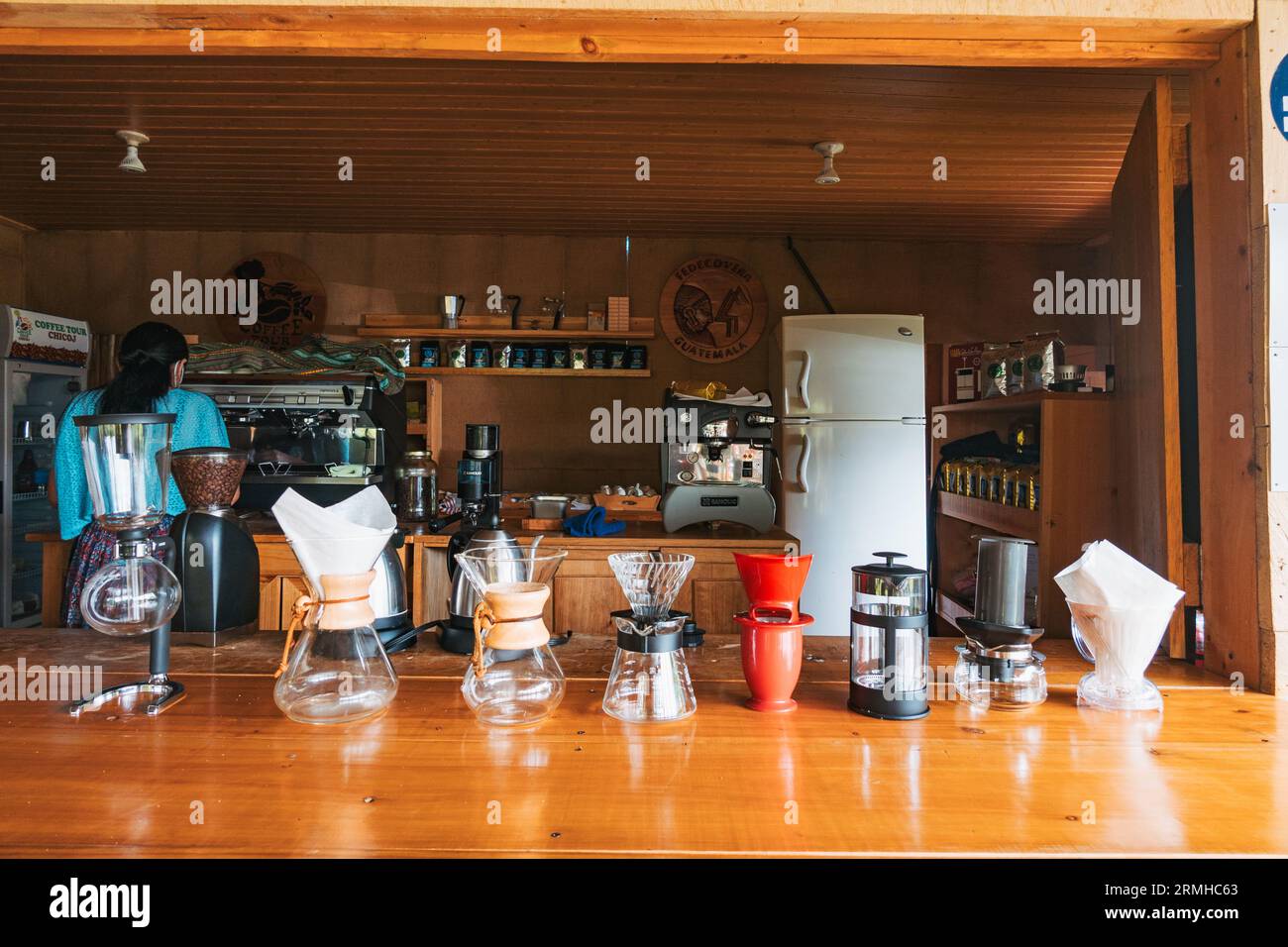 Une variété de différents équipements de brassage du café allant d'un siphon à un filtre en démonstration à la plantation Chicoj à Cobán, Guatemala Banque D'Images