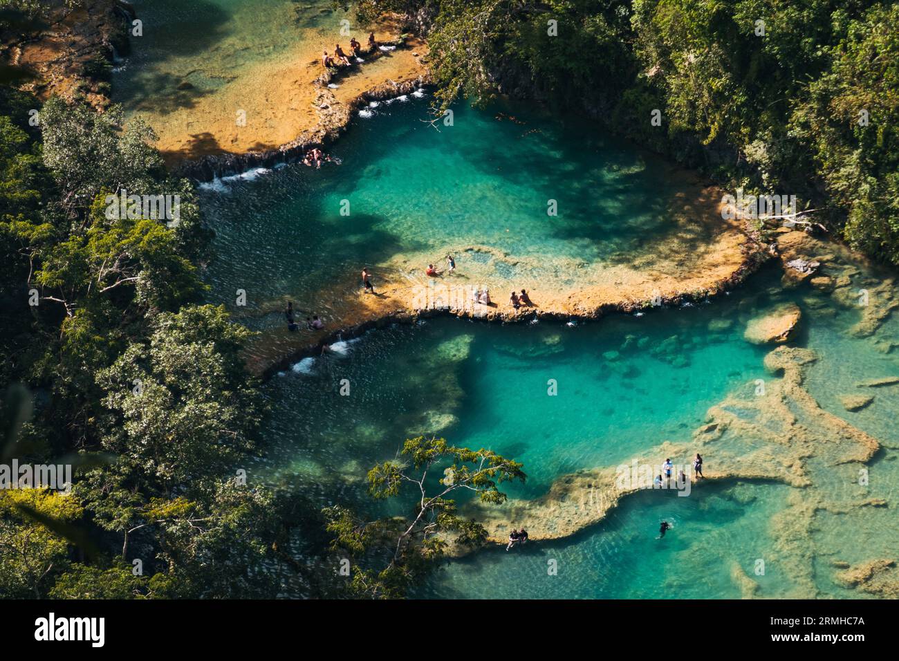 Les touristes nagent et profitent des piscines turquoise sur la rivière Cahabón dans le Monument naturel de Semuc Champey, Guatemala Banque D'Images