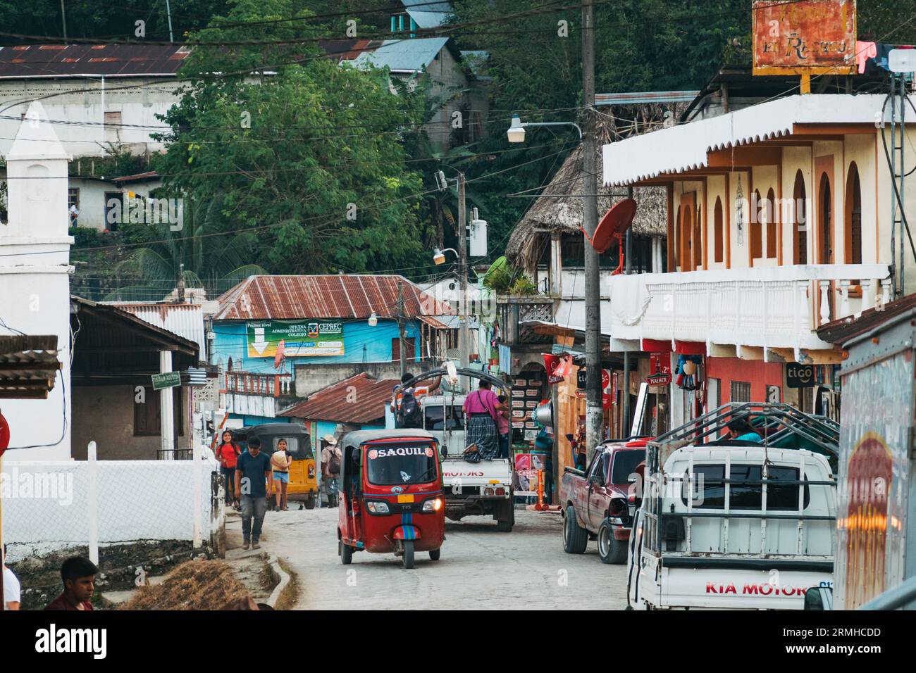 Un tuk tuk descend une rue dans la ville rurale de San Agustín Lanquín, Guatemala Banque D'Images